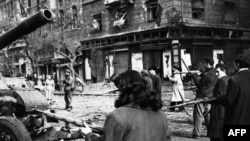 Угорці із стрілецькою зброєю зібралися біля кінотеатру Корвін в Будапешті , щоб чинити спротив інтервенції радянських військ. 5 листопада 1956 року