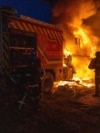 Un pompier ucrainean încearcă să stingă un incendiu care a distrus o mașină de pompieri, pe 24 noiembrie.Serviciul de Urgență al Ucrainei a afirmat că vehiculul a fost lovit de o dronă rusă în timp ce pompierii interveneau în urma unui atac asupra orașului Sumî, din nord-estul țării.