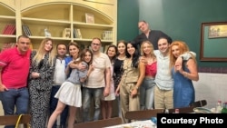 Տիգրան Ավինյանը՝ Ալեքսեյենկոյի ու մյուս համադասարանցիների հետ/FB