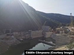 Lucrările barajului de la Surduc au fost continuat după anii '90, dar au fost întrerupte ulterior.