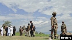 په خيبر پښتونخوا کې پاکستاني پوځيان او عام وګړي تر وسلوال بريد وروسته ولاړ دي ـ پخوانی انځور