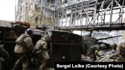 «Кіборги» під обстрілом забирають тіло побратима-танкіста, Донецьк, 19 жовтня 2014 року (фото Сергія Лойка)