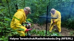 Пошуковці зі Львова працюють на місці можливого захоронення вояків УПА біля села Юречкова. Польща, 30 вересня 2025 року