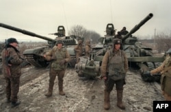 Російські військові під Грозним. Побоювання, що приклад Чечні може спричинити «ефект доміно» та роздробити новостворену Російську Федерацію, призвів до того, що Москва силою спробувала повернути собі Чечню