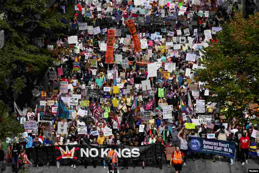 Люди принимают участие в акции протеста "Нет королям" против политики президента США Дональда Трампа в Атланте, штат Джорджия, США, 18 октября 2025 года. REUTERS/Alyssa Pointer