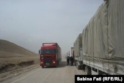 Фуры стоят в ряд на китайско-кыргызской границе.