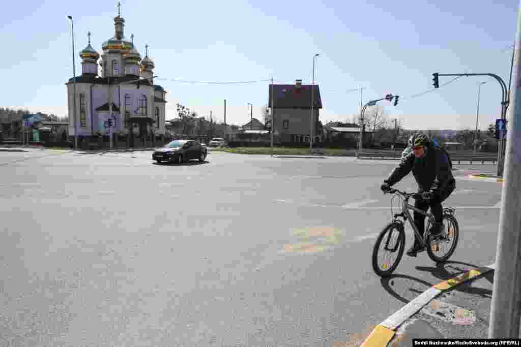 Романівка, передмістя Ірпеня, на першому фото люди під час евакуації з охопленого війною міста.Ліворуч фото від 7 березня 2022, праворуч – березень 2025 року