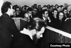 Юлий Даниэль и Андрей Синявский на скамье подсудимых. Февраль 1966.