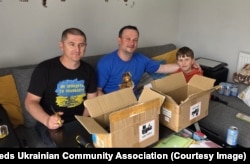 Вячеслав Семенюк (слева) с коллегой-волонтёром готовится к разборке одноразовых вейпов