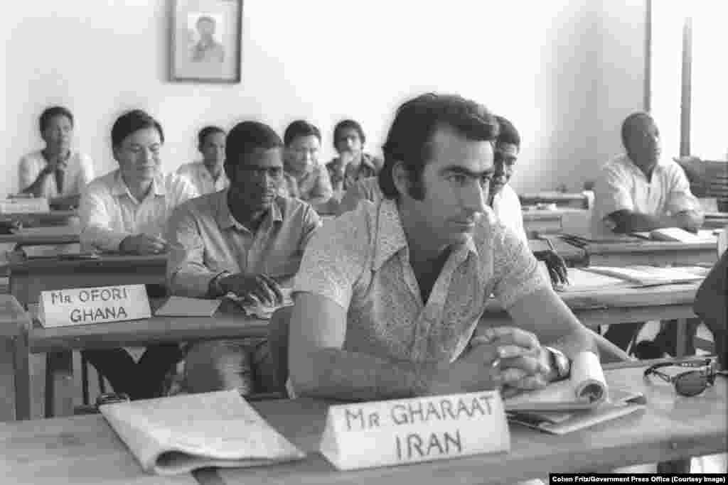 Чоловіки з Близького Сходу та Африки слухають лекцію про сільське господарство в навчальному закладі в Бейт-Берлі, що на північ від Тель-Авіва, 1971 рік