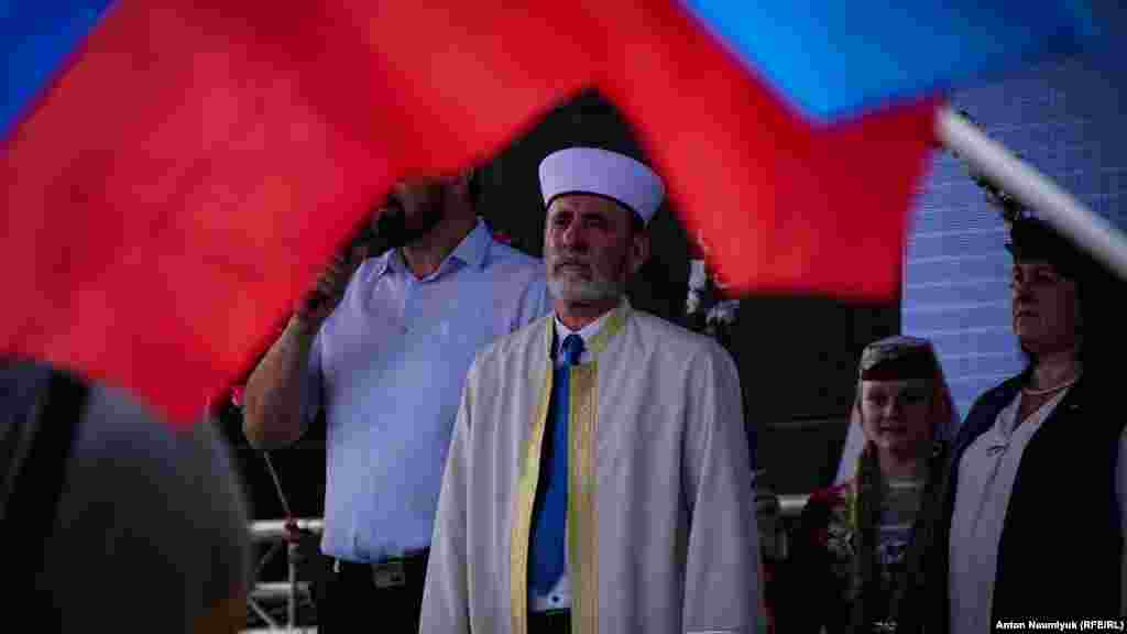 Mufti Emirali Ablayev Qırım ukümetini, dört yıl içinde «qırımtatarlarğa bütün yapqanları içün» minnetdarlığını bildirdi