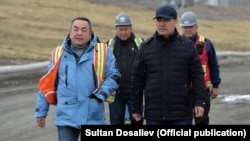 Тенгиз Болтурук и президент КР Садыр Жапарова на Кумторе, июнь 2021 г.