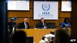 تصویری از یک نشست شورای حکام به ریاست رافائل گروسی، مدیرکل آژانس بین‌المللی انرژی اتمی