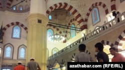 Имамы двух мечетей Балканабада обратились к гражданам, пришедшим на пятничный намаз, с призывом не отмечать новогодние праздники, не тратить на это деньги и не наносить вред бюджету страны.