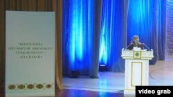 Gözel Şagulyýewa prezidentiň täze goşgusy baradaky täze goşgusyny okaýar. Arhiw suraty