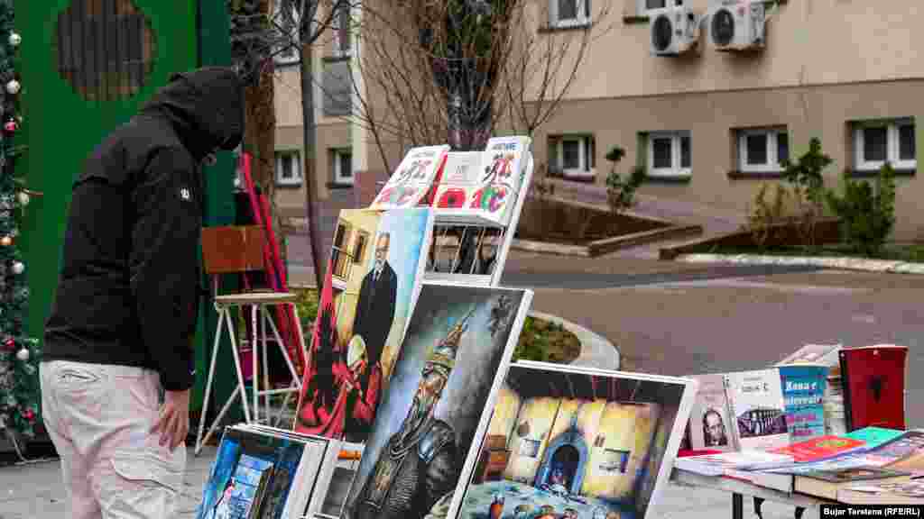 Një shitës ambulant në Prishtinë ka ekspozuar portrete të figurave kombëtare shqiptare, të Gjergj Kastriotit, Ismail Qemajlit dhe Isa Boletinit. 
