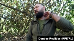 У Романа на шиї шрам від уламка мінометної міни. Каже, пощастило, що вижив