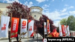 Тематическая инсталляция у кинотеатра «Симферополь», 9 мая 2025 года