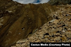Южный хребет ледника Чалаади. Фото сделано с расстояния примерно 2 метров. Фото – «Кактус», 8 октября 2025 года.