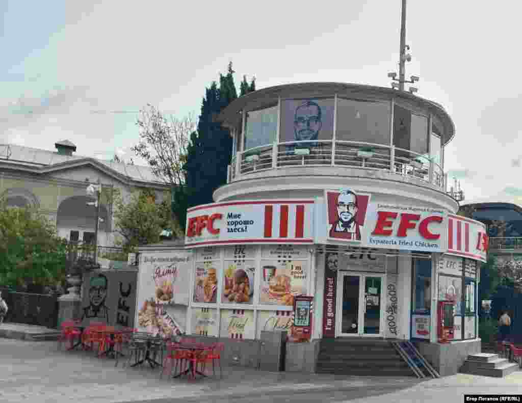 Будівля колишнього «Макдональдса» на набережній Ялти