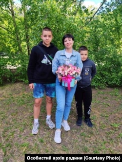 Ілля Горохолінський з мамою та молодшим братом