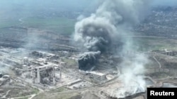 Російські військові продовжують обстріли «Азовсталі», відтак цивільні не можуть його залишити