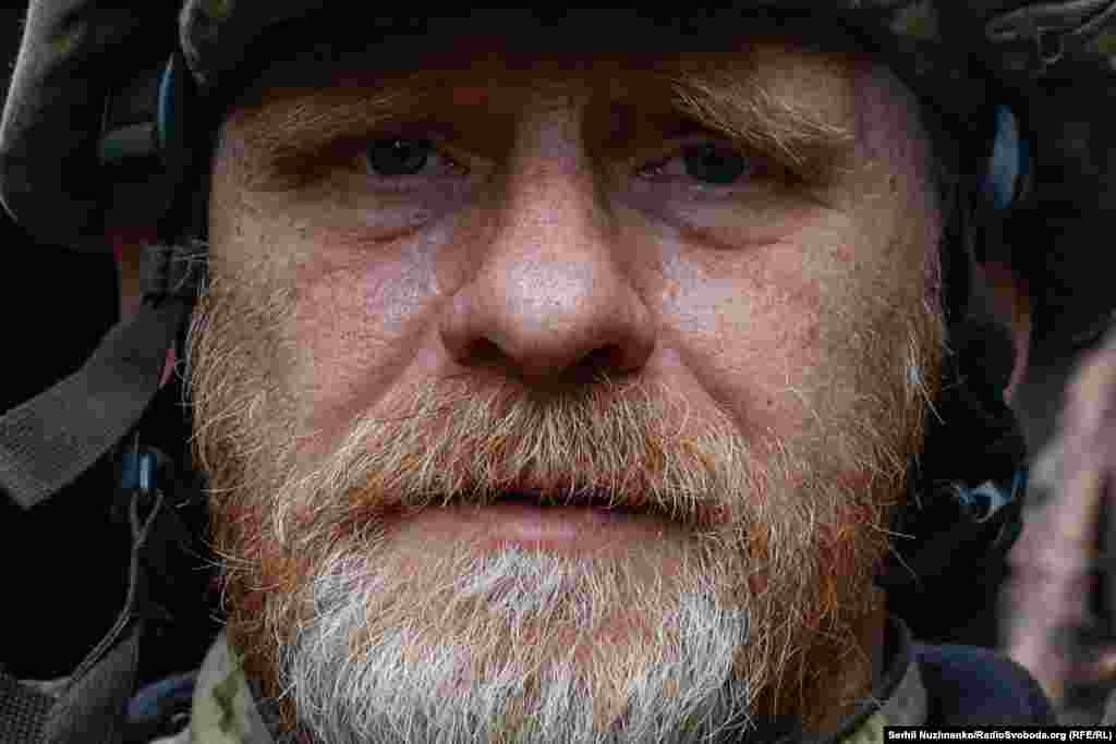 51-річний Володимир. До повномасштабної війни – різнороб з Вінниччини, після її початку – військовий ЗСУ. Тоді, у травні 2023 року, на позиціях неподалік від Мар’їнки та Красногорівки він сказав, що перше, що хоче зробити після закінчення бойових дій – виспатися