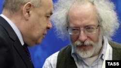 Михаил Швыдкой и главный редактор "Эха Москвы" Алексей Венедиктов, июнь 2015 года