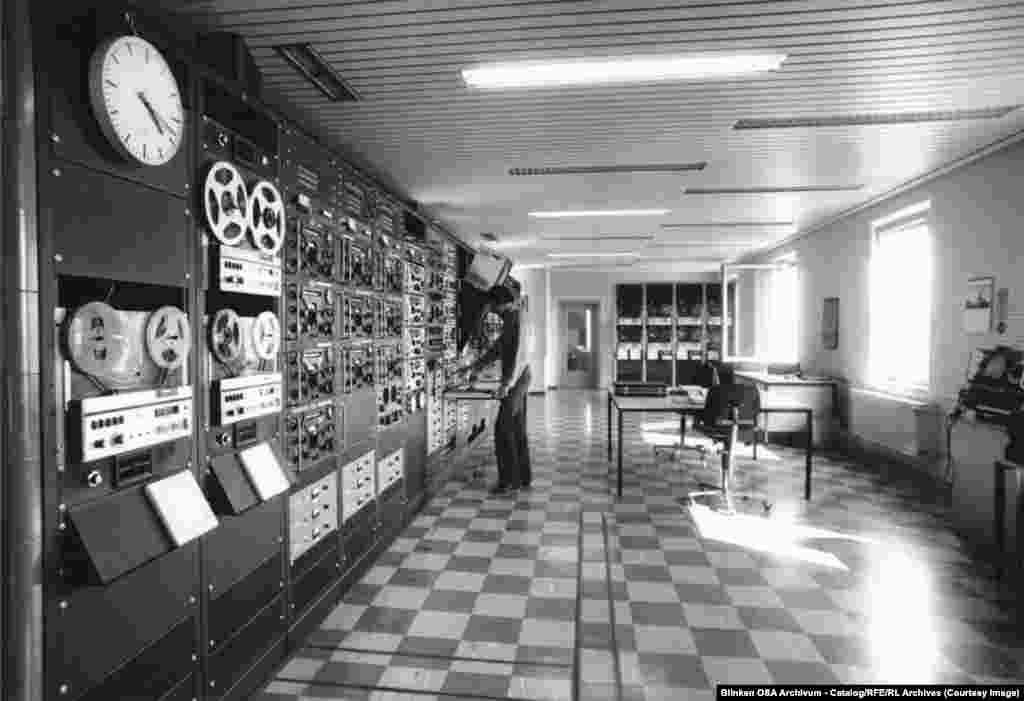 Мюнхендегі бақылау станциясы. Коммунистік елдердегі хабарлар осы станцияда жазылып алынып, радио қызметкерлеріне берілетін.Азат Еуропа мен Азаттық радиосы 1976 жылы бірікті.