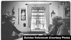 ვაცლავ ჰაველი და მისი მეუღლე ოლგა აგარაკზე (1974 წელი)