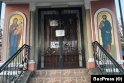 Capela Mitropolitană din Cernăuți, locul în care, timp de 30 de ani, etnicii români din oraș au participat la slujbe religioase, a fost preluată, în 2024, de autoritățile ucrainene, stârnind nemulțumirea comunității românești.