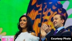 Җырчы Алсуга "алтын барс"ны Татарстанның хөкүмәт башлыгы Илдар Халиков тапшырды