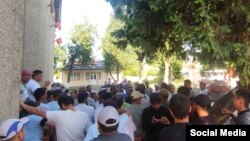 Өзгөн районунун Куршаб айыл өкмөтүнүн башчысын шайлоого нааразы болуп чыккандар.  14-июнь, 2021-