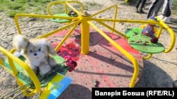 Дитячий майданчик у Кривому Розі по якому 4 квітня вдарила російська армія о 18:50 вечора, коли там гралися діти. Фото від 5 квітня 2025