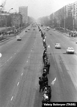 Живий ланцюг на вулицях міста Києва з нагоди святкування історичного Акту Соборності України. 21 січня 1990 року