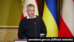 У заяві офісу Негаммера йдеться про те, що зустріч з Путіним 11 квітня, яка тривала трохи більше ніж годину, не була «візитом дружби». На фото Карл Негаммер під час візиту до Києва, 9 квітня 2022 року