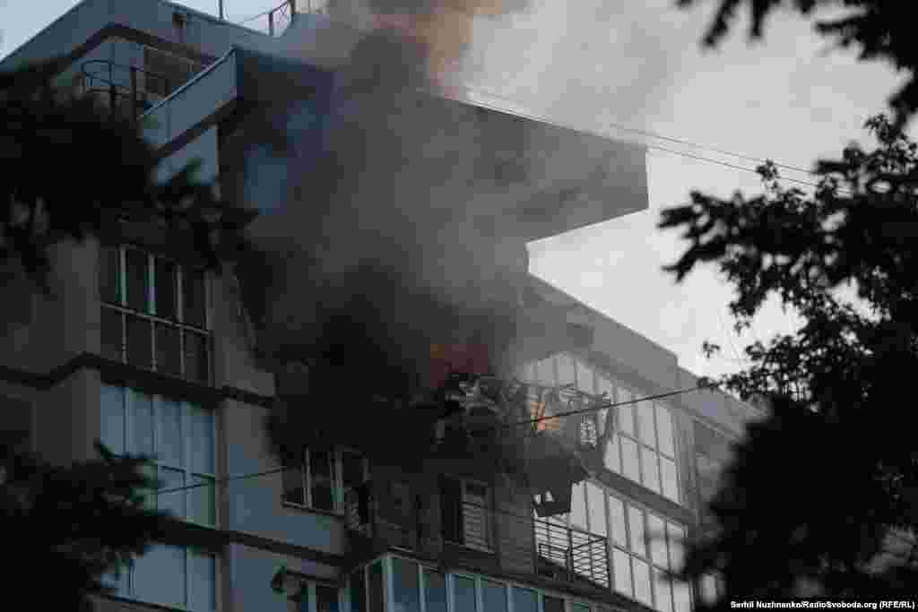 Пажар у адным з дамоў у Кіеве пасьля начнога нападу.
