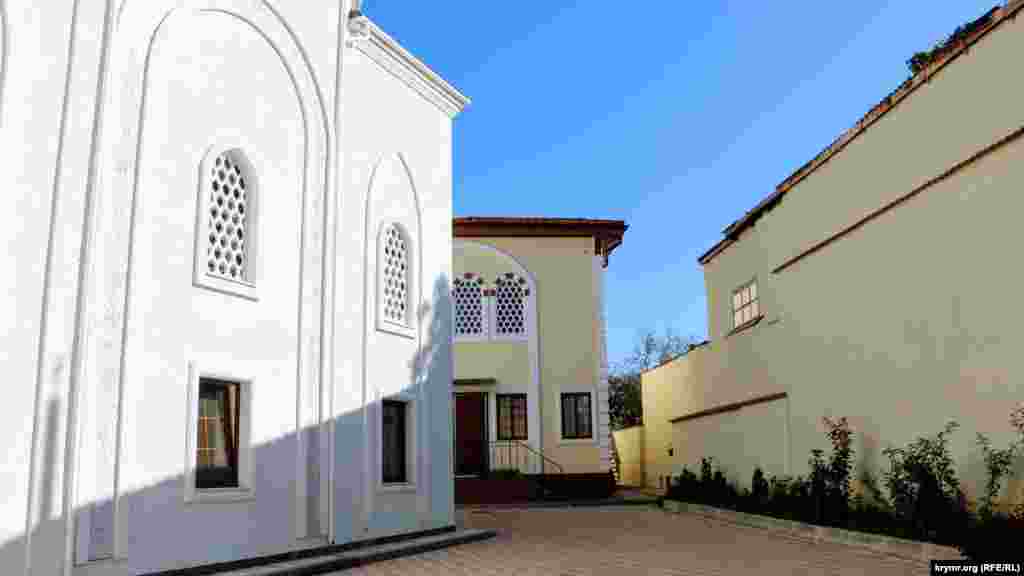 &quot;Seit-Settar&quot; kompleksiniñ terkibine cami, medrese, telebe yataqhaneleri ve diniy cemiyetiniñ memuriy binası kire