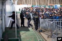 Миграционный центр в Сахарово, что в 60 км от Москвы