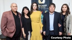 Asian World Film Festival дын уюштуруучулары жана белгилүү актриса Анжелина Жоли. Калвер сити, 2017-жыл.
