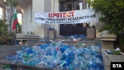 След като протестираха пред местното ВиК дружество, участниците в неделната демонстрация затрупаха с празни пластмасови бутилки и туби от вода и входа на общинската сграда в Плевен, 24 август 2025 г.