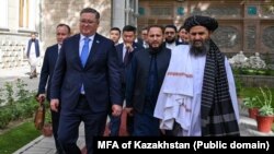Казакстандын тышкы иштер министри Мурат Нуртлеу Ооганстанга иш сапарында “Талибан” өкмөтүнүн өкүлдөрү менен жолугууда. Кабул шаары, 2025-жылдын 10-июлу.