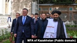 Қазақстан вице-премьері әрі сыртқы істер министрі Мұрат Нұртілеу (алдыңғы қатарда сол жақта) Ауғанстанға сапарында "Талибан" үкіметі өкілдерімен кездесті. Кабул, 10 шілде, 2025 жыл.
