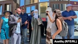 Татарстан Югары мәхкәмәсе бинасы каршында мәхкәмә утырышыннан соң адвокат Алексей Златкин сөйли