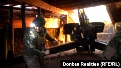 Радянська МСТА-Б нацгвардійців з 15-ої БрОП «Кара-Даг» максимально прихована від спостереження з повітря і стоїть без коліс – бійці бережуть колеса