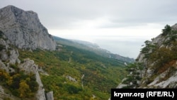 «Чертова лестница»: внизу – Черное море, поселок Олива, слева – гора Мердвен-Каясы