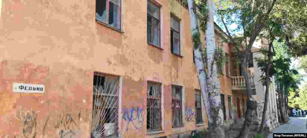 Туристи дивуються великій кількості напівзанедбаних будівель у Феодосії