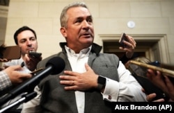 Член Палати представників Дон Бейкон, республіканець від штату Небраска, спілкується з журналістами на Капітолійському пагорбі. Вашингтон, 23 жовтня 2023 року