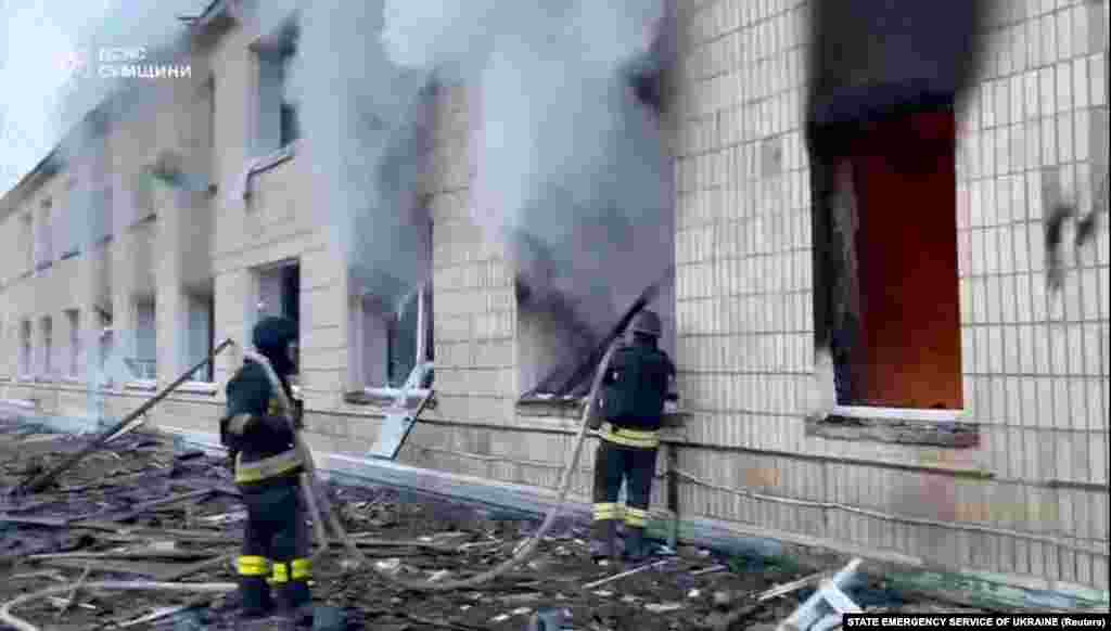 Пажарнікі працуюць пасьля ўдару па шпіталі ў Краснапольлі Сумскай вобласьці Ўкраіны 19 сакавіка.Ад моманту тэлефоннай размовы паміж Трампам і Пуціным, якая адбылася 18 сакавіка, па ўсёй Украіне і ў Расеі былі ўдары па шэрагу аб'ектаў.