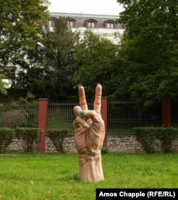 Протестна скульптура Яна Словенчіка біля посольства Росії в Празі, встановлена 24 серпня 2022 року, коли Україна святкувала​ 31-й День Незалежності